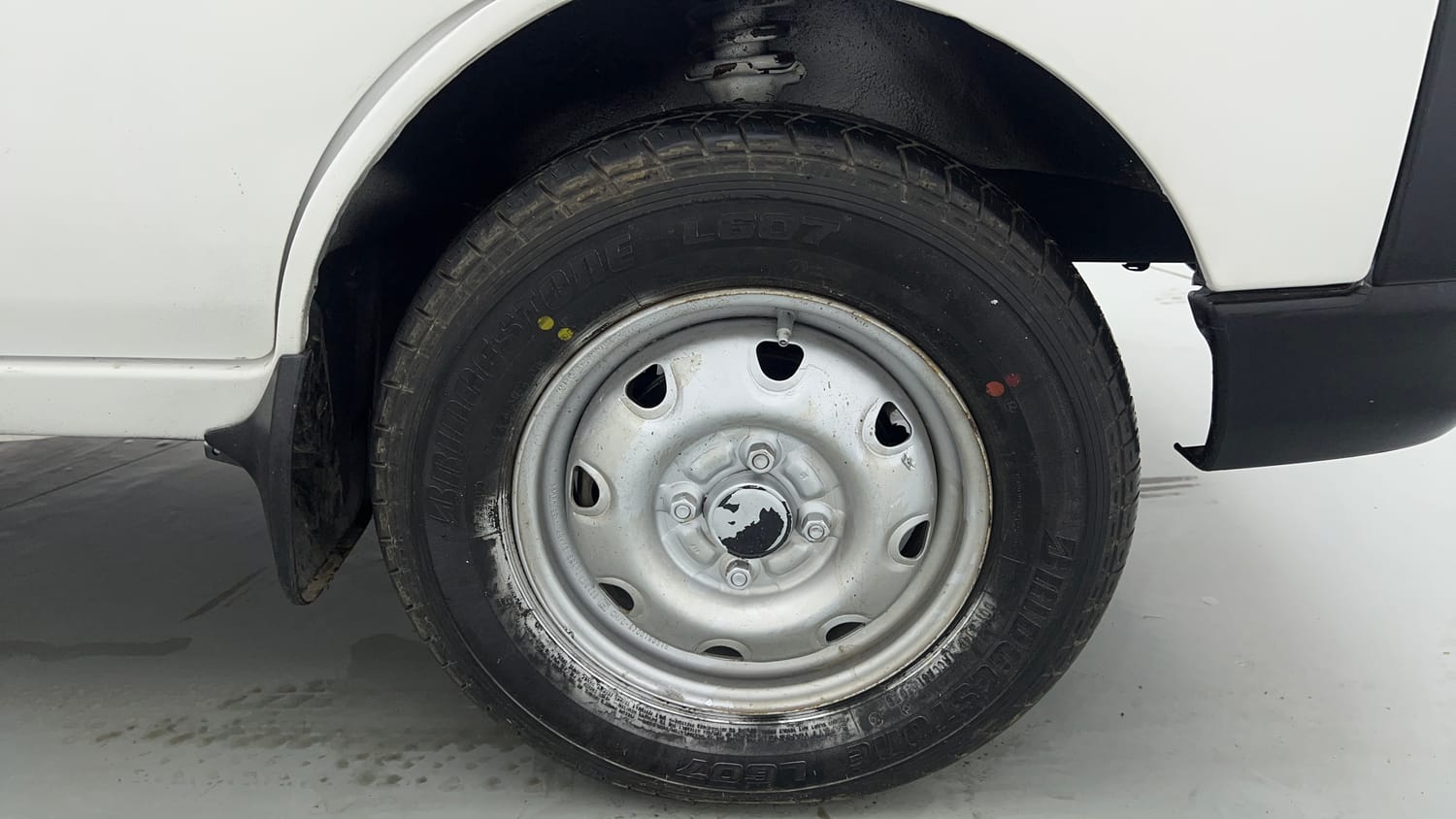 Used 2022 Maruti Suzuki Eeco 5 STR AC (O) Petrol Manual tyres RIGHT FRONT TYRE RIM VIEW
