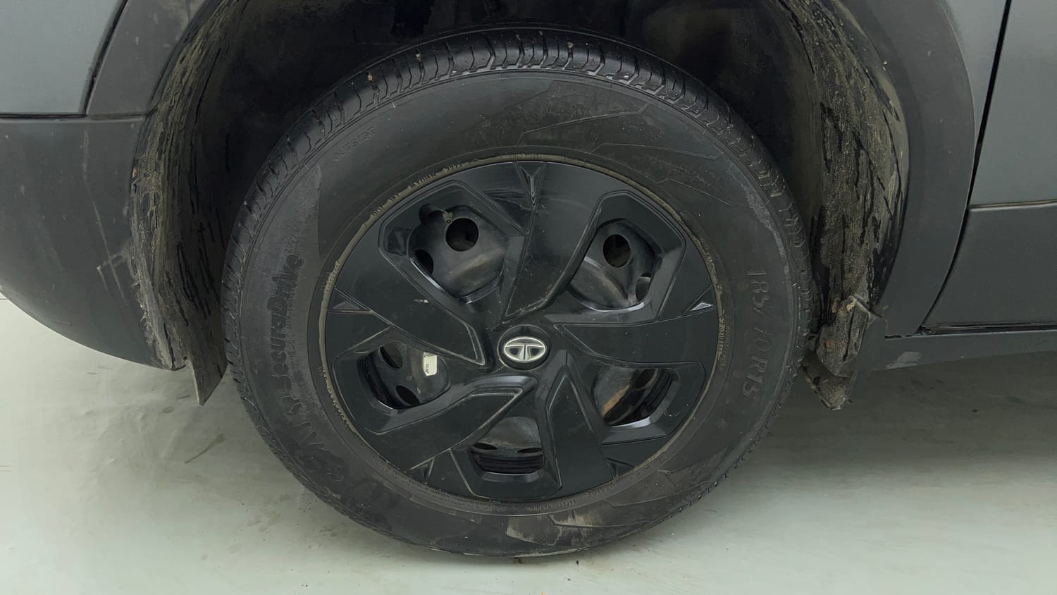 Used 2023 Tata Punch Adventure AMT Petrol Automatic tyres LEFT FRONT TYRE RIM VIEW