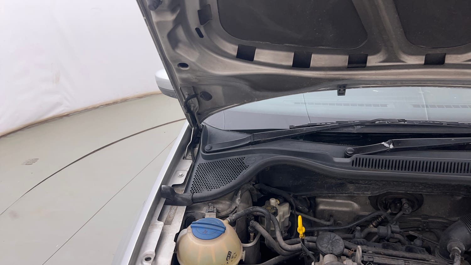 Used 2015 Volkswagen Polo Comfortline 1.2L (P) Petrol Manual engine ENGINE RIGHT SIDE HINGE & APRON VIEW