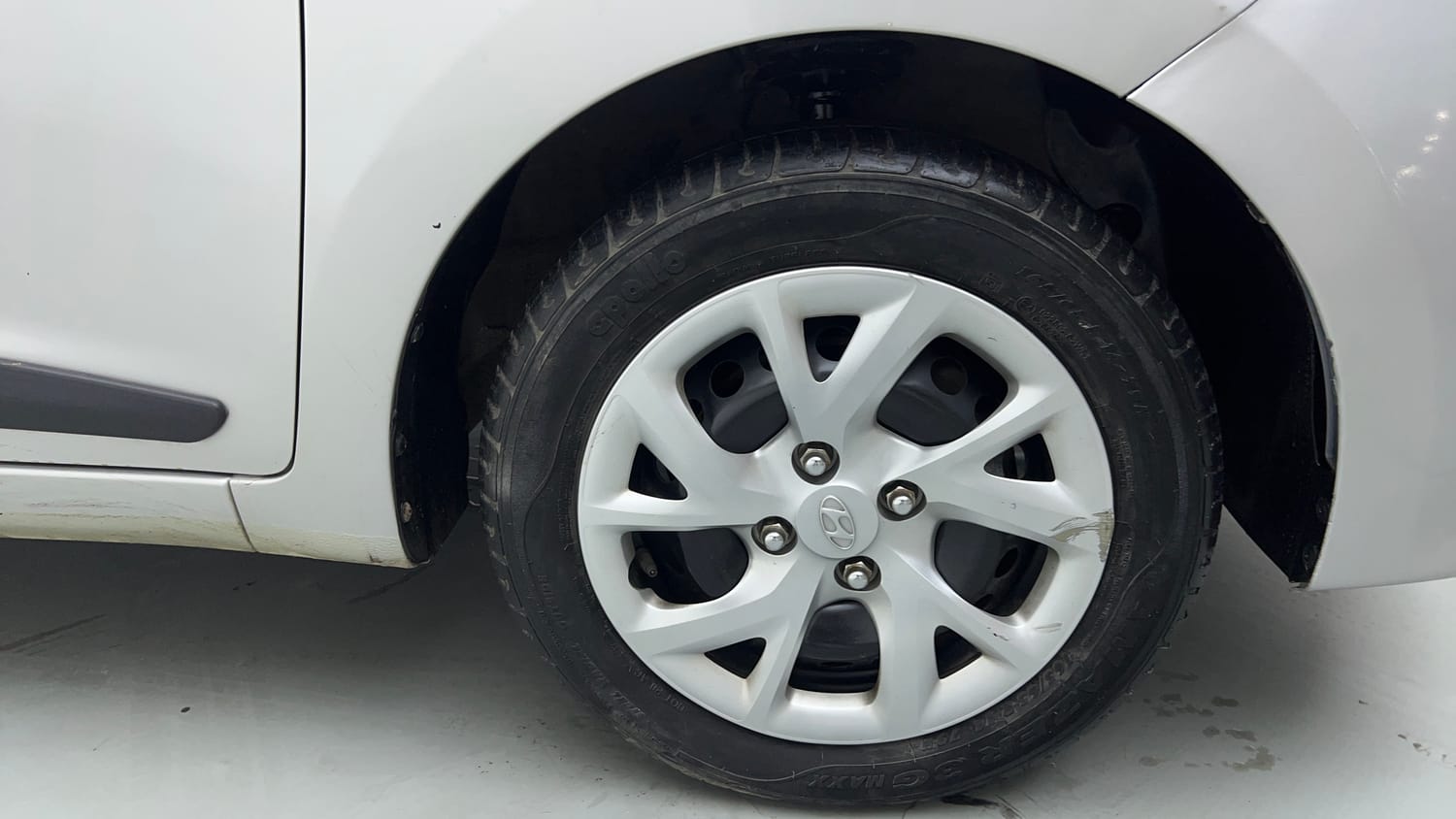 Used 2017 Hyundai Grand i10 Magna 1.2 Kappa VTVT Petrol Manual tyres RIGHT FRONT TYRE RIM VIEW