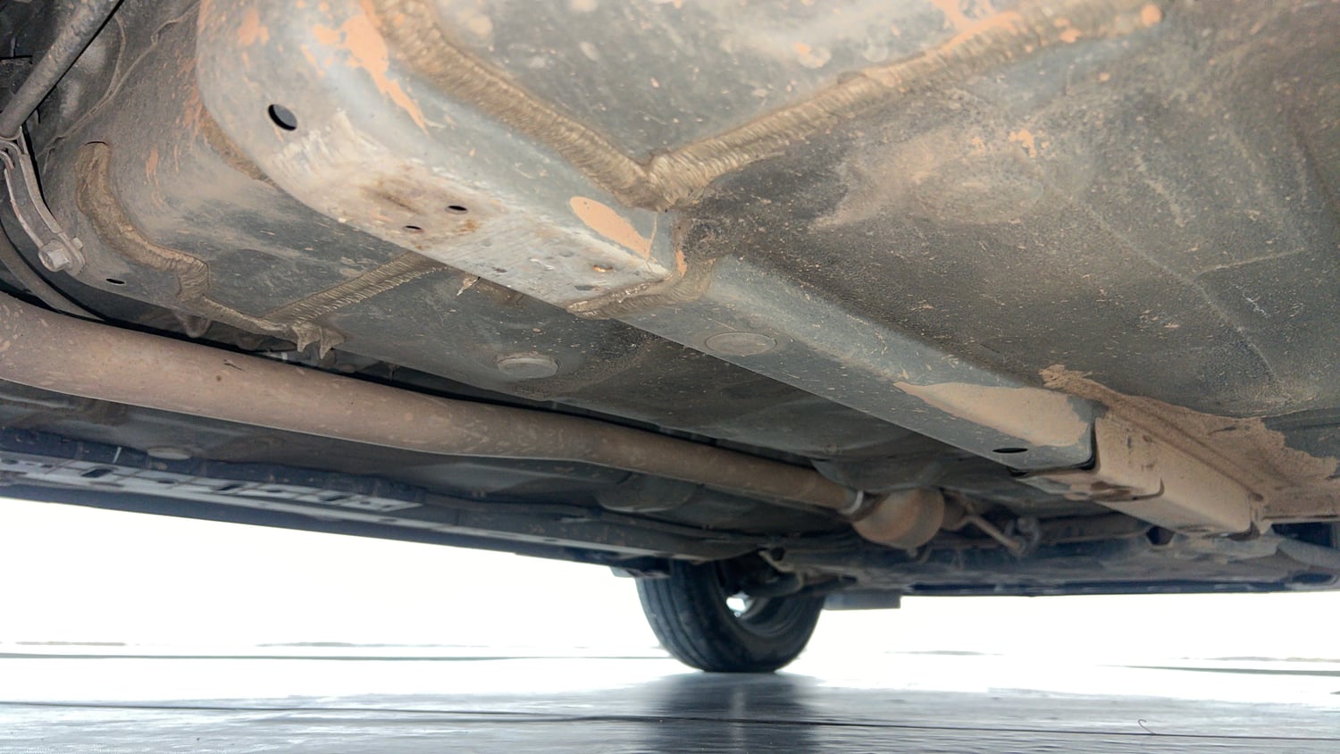 Used 2023 Hyundai Exter SX (O) Connect 1.2 MT Dual Tone Petrol Manual extra REAR RIGHT UNDERBODY VIEW
