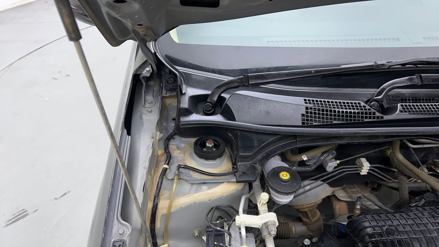 Used 2022 Honda Amaze S MT 1.2 Petrol Petrol Manual engine ENGINE RIGHT SIDE HINGE & APRON VIEW