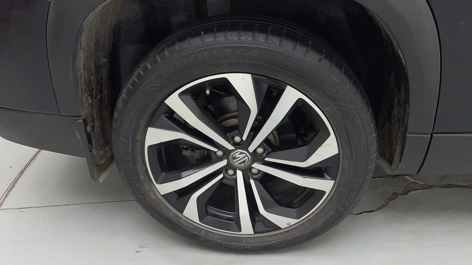 Used 2023 MG Motors Hector Plus Savvy Pro 1.5 Turbo Petrol CVT 6 STR Petrol Automatic tyres RIGHT REAR TYRE RIM VIEW