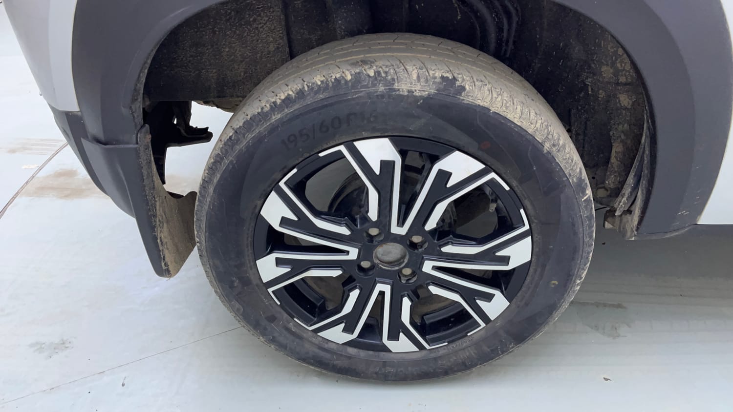 Used 2021 Renault Kiger RXZ 1.0 Turbo MT Petrol Manual tyres RIGHT REAR TYRE RIM VIEW