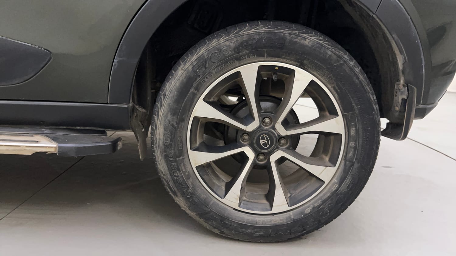 Used 2020 Tata Nexon XZ Plus (O) Dual Tone Petrol Manual tyres LEFT REAR TYRE RIM VIEW