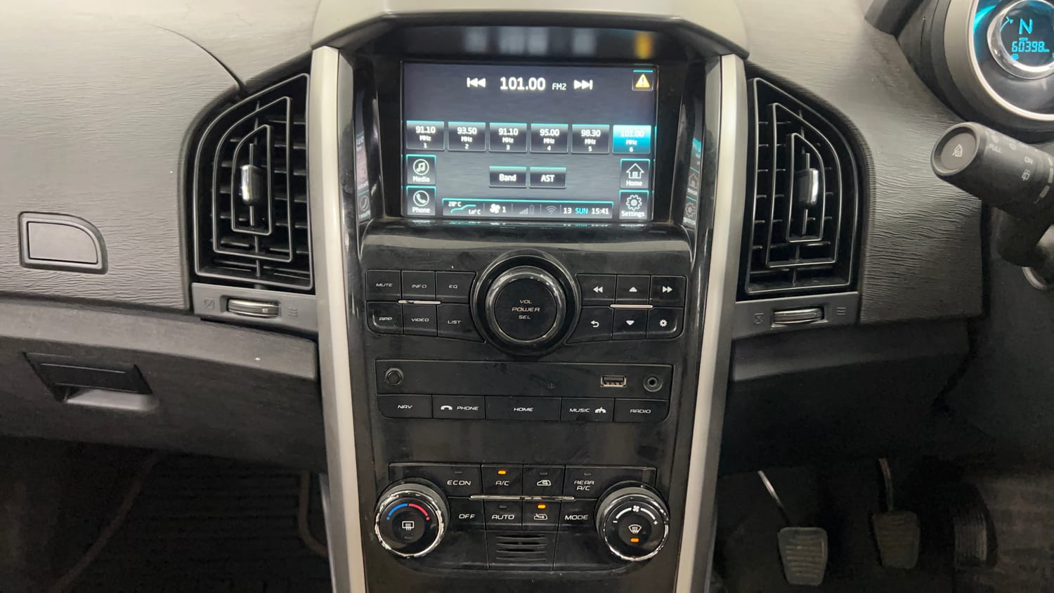Used 2019 Mahindra XUV500 W9 Diesel Manual interior MUSIC SYSTEM & AC CONTROL VIEW