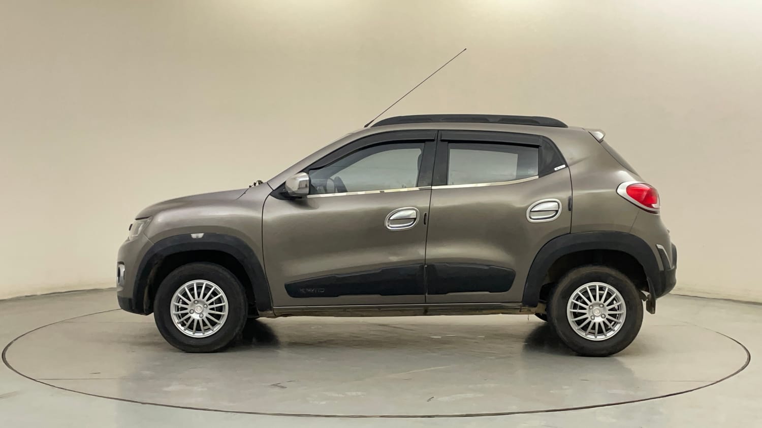 Used 2016 Renault Kwid RXT Petrol Manual exterior LEFT SIDE VIEW