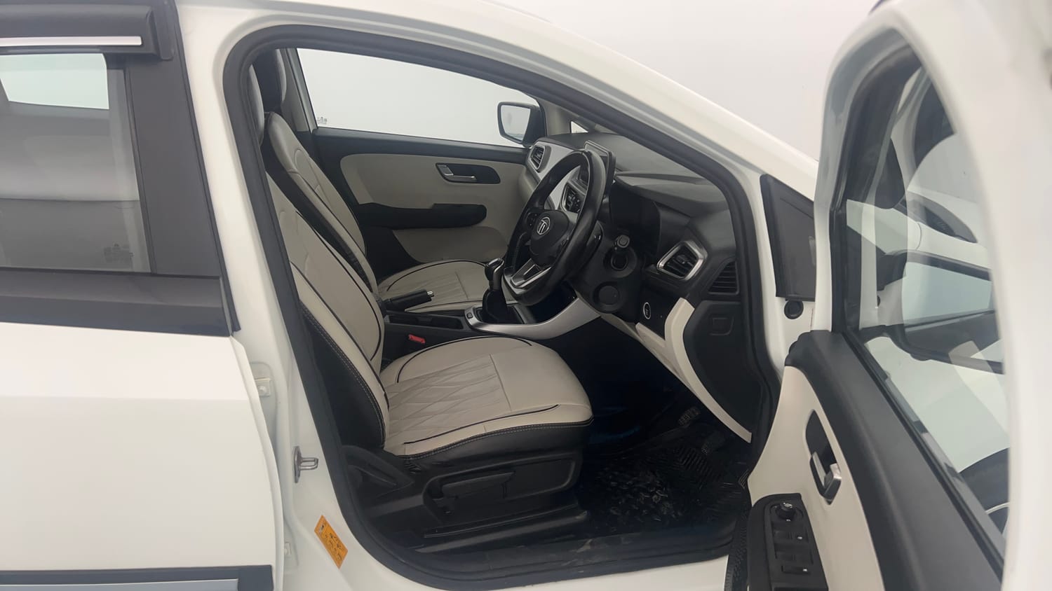 Used 2022 Tata Altroz XZ Plus Diesel Diesel Manual interior RIGHT SIDE FRONT DOOR CABIN VIEW
