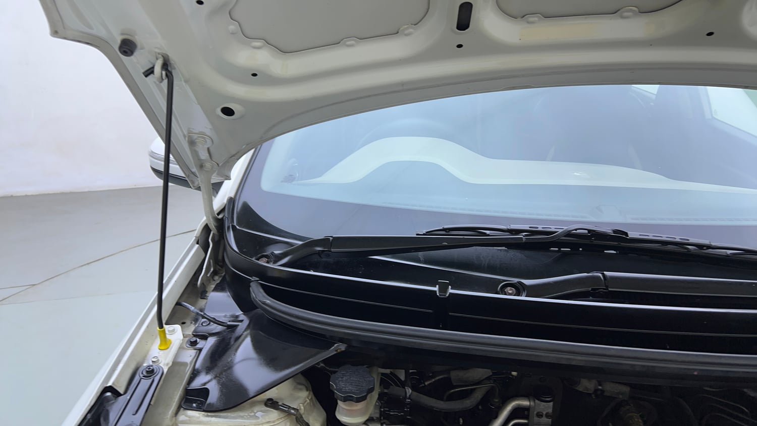 Used 2015 Hyundai Elite i20 Asta 1.2 Petrol Manual engine ENGINE RIGHT SIDE HINGE & APRON VIEW