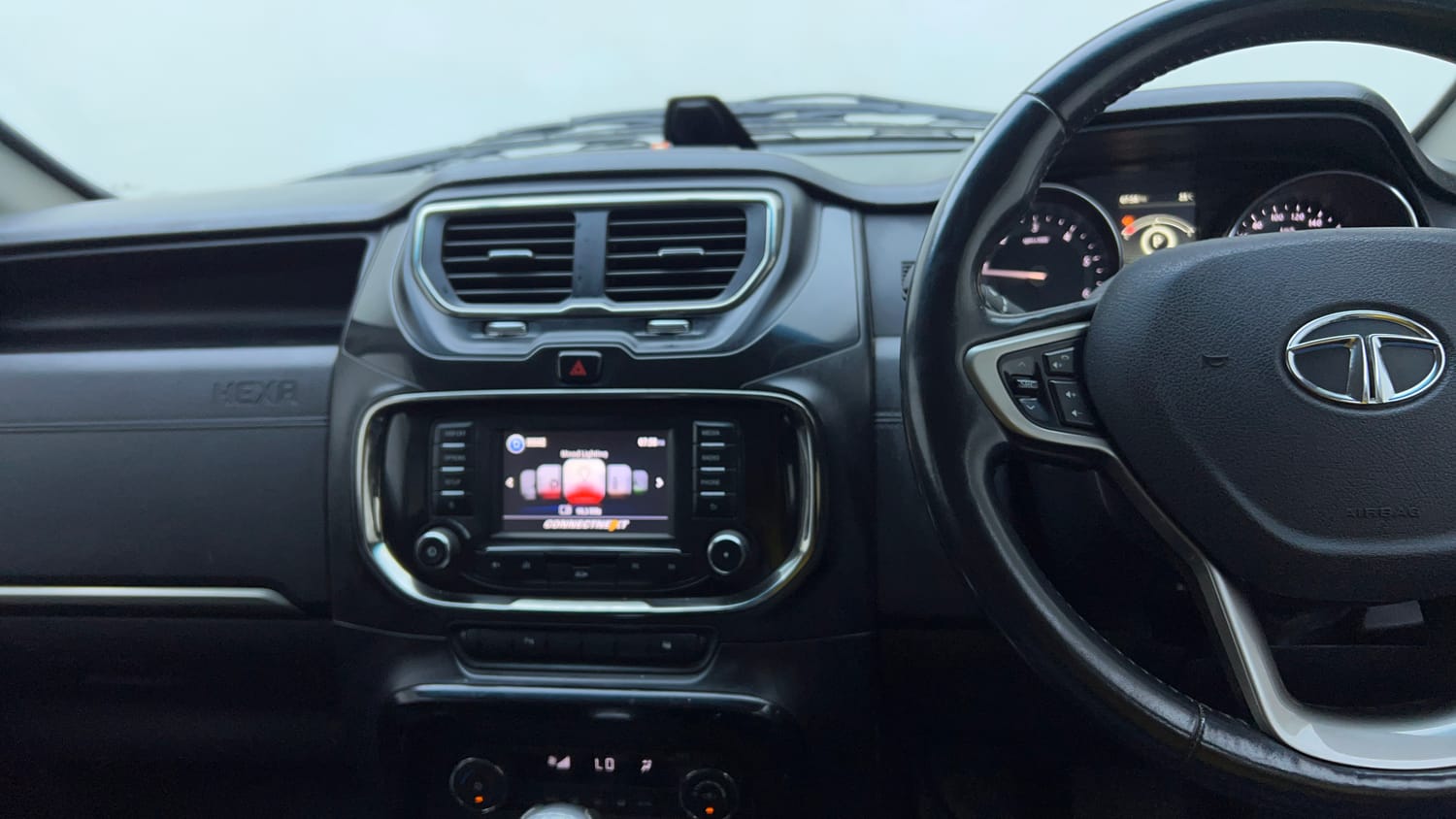 Used 2017 Tata Hexa XTA 4x2 7 STR Diesel Automatic top_features Touch screen infotainment system