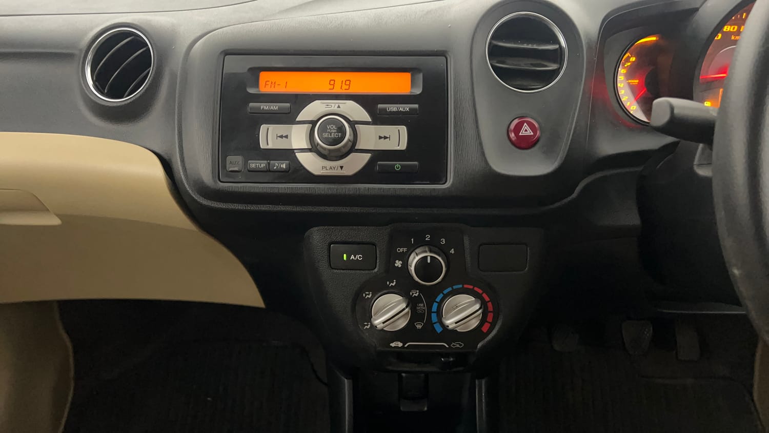 Used 2014 Honda Amaze 1.2 S i-VTEC Petrol Manual interior MUSIC SYSTEM & AC CONTROL VIEW