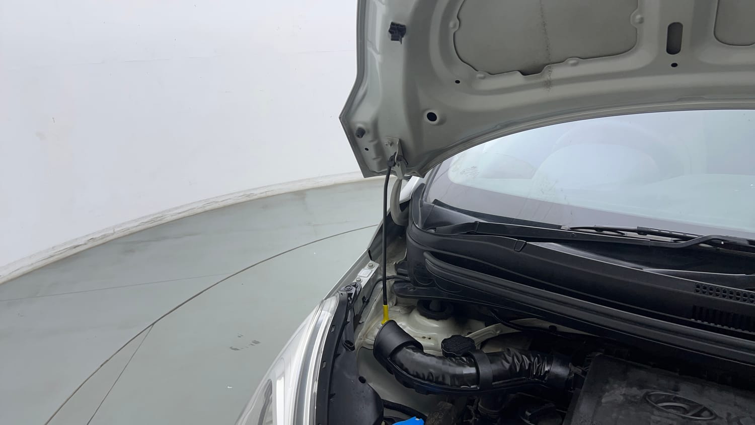 Used 2017 Hyundai Grand i10 Magna 1.2 Kappa VTVT Petrol Manual engine ENGINE RIGHT SIDE HINGE & APRON VIEW
