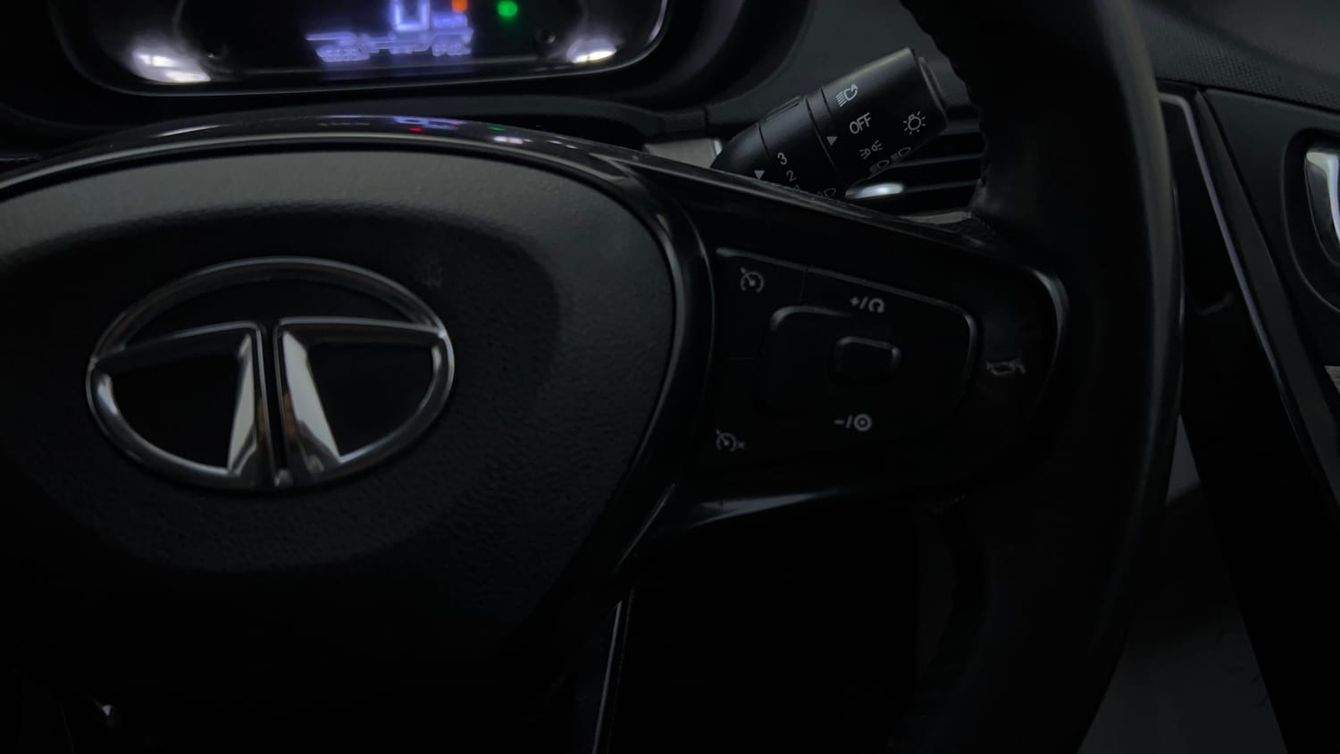 Used 2020 Tata Nexon XZ Plus (O) Dual Tone Petrol Manual top_features Cruise control