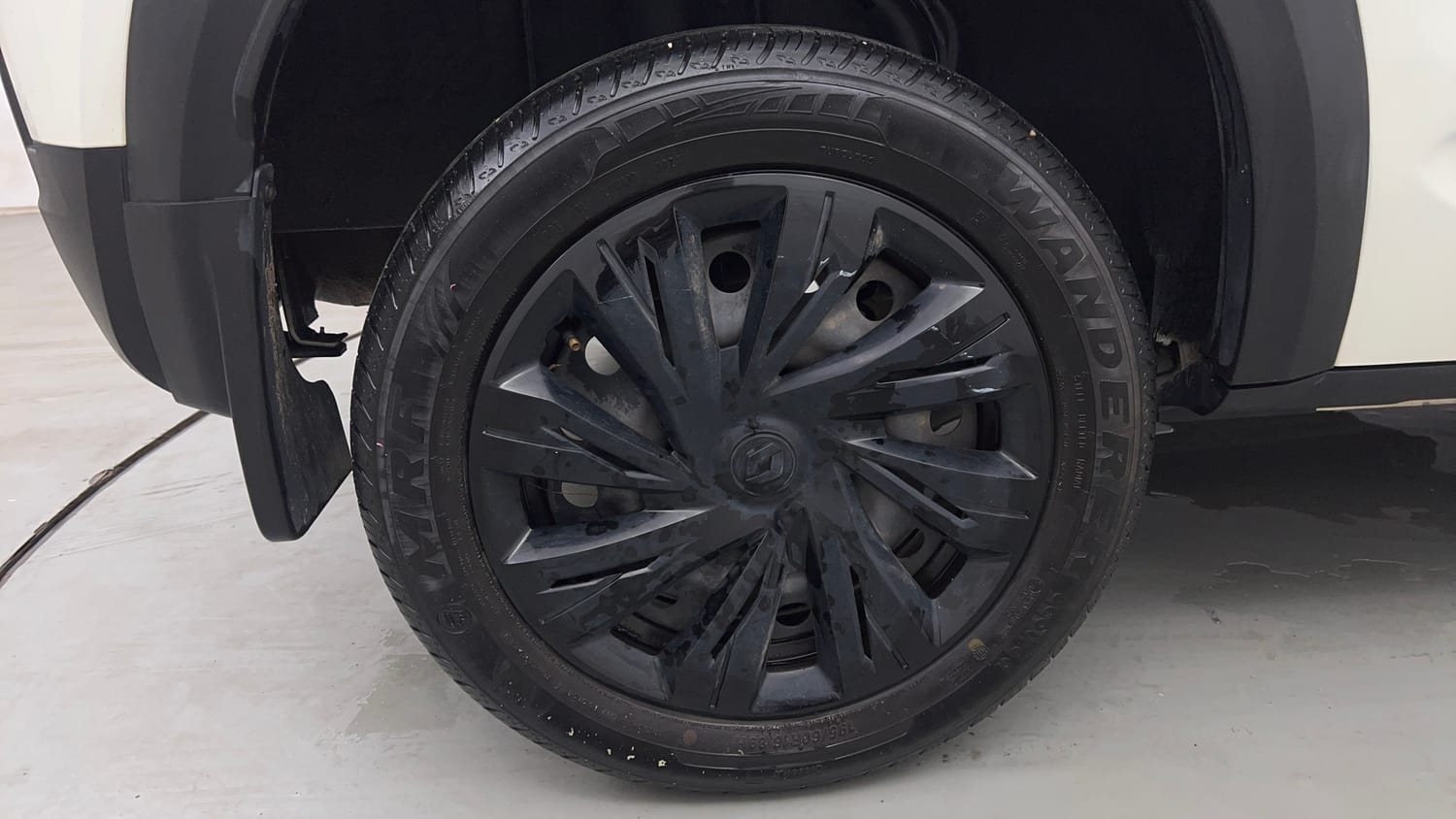 Used 2024 Renault Kiger RXL Petrol Manual tyres RIGHT REAR TYRE RIM VIEW