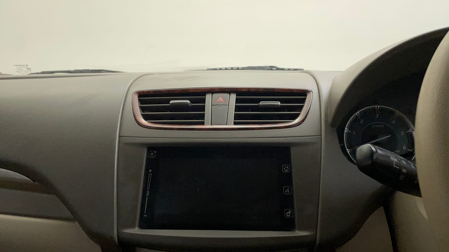 Used 2017 Maruti Suzuki Ertiga ZDI + SHVS Diesel Manual top_features Integrated (in-dash) music system