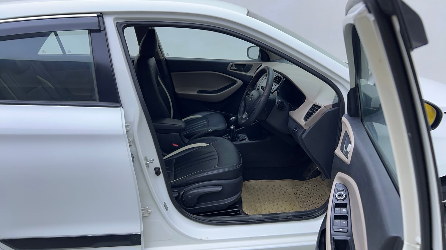 Used 2015 Hyundai Elite i20 Asta 1.2 Petrol Manual interior RIGHT SIDE FRONT DOOR CABIN VIEW