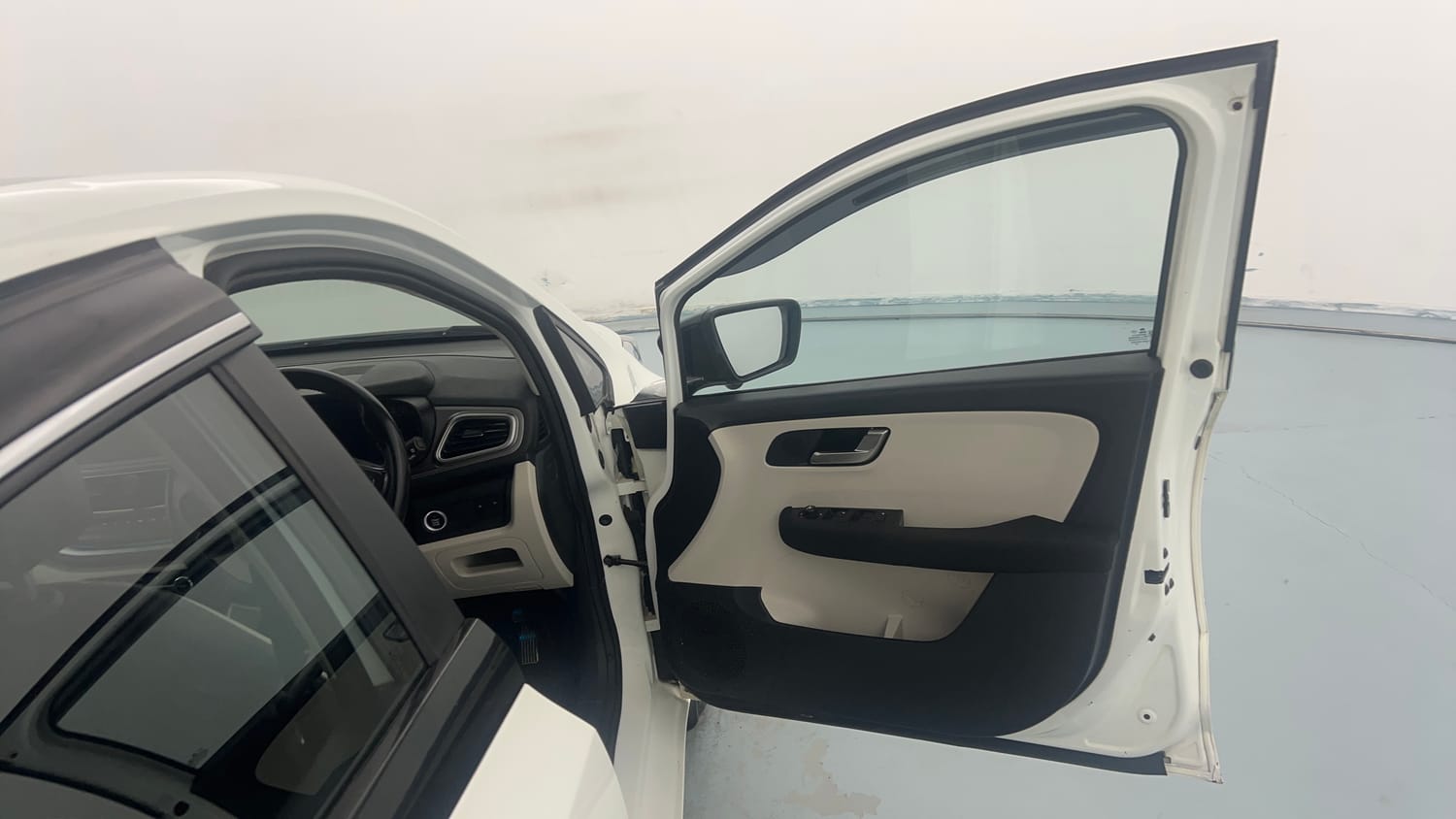 Used 2022 Tata Altroz XZ Plus Diesel Diesel Manual interior RIGHT FRONT DOOR OPEN VIEW