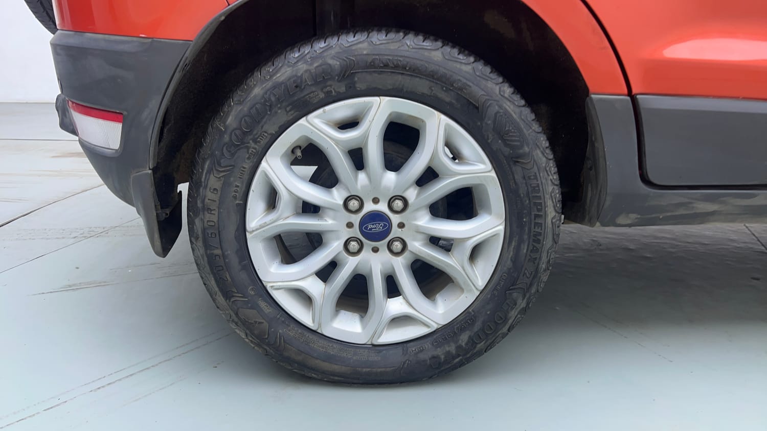 Used 2017 Ford EcoSport Titanium 1.5L Ti-VCT Petrol Manual tyres RIGHT REAR TYRE RIM VIEW