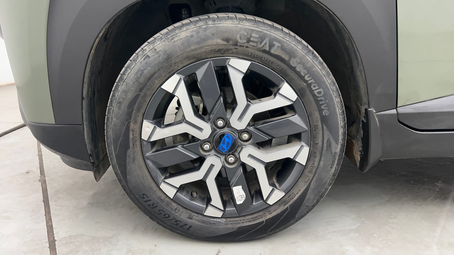 Used 2023 Hyundai Exter SX (O) Connect 1.2 MT Dual Tone Petrol Manual tyres LEFT FRONT TYRE RIM VIEW