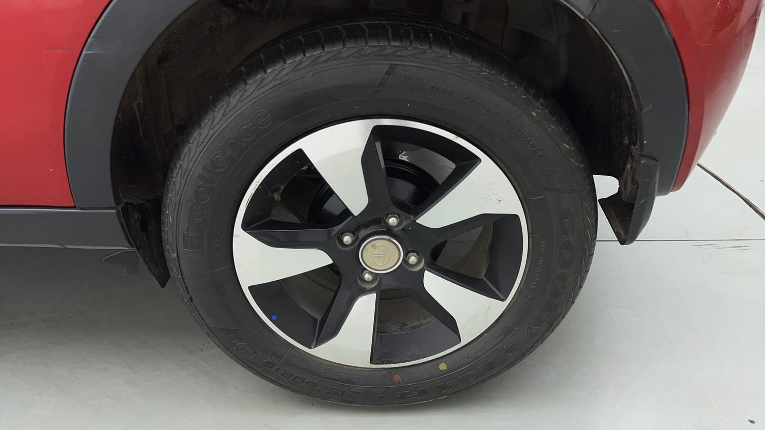 Used 2018 Tata Nexon XZA Plus Petrol Dual Tone Petrol Automatic tyres LEFT REAR TYRE RIM VIEW