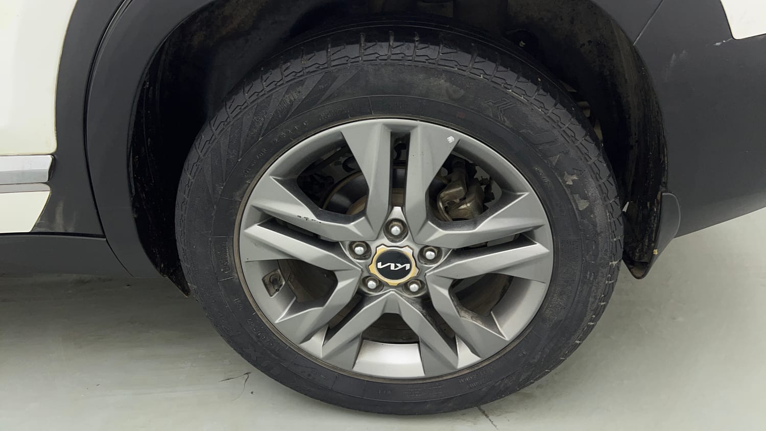Used 2021 kia Seltos HTX 1.5 IVT Petrol Automatic tyres LEFT REAR TYRE RIM VIEW