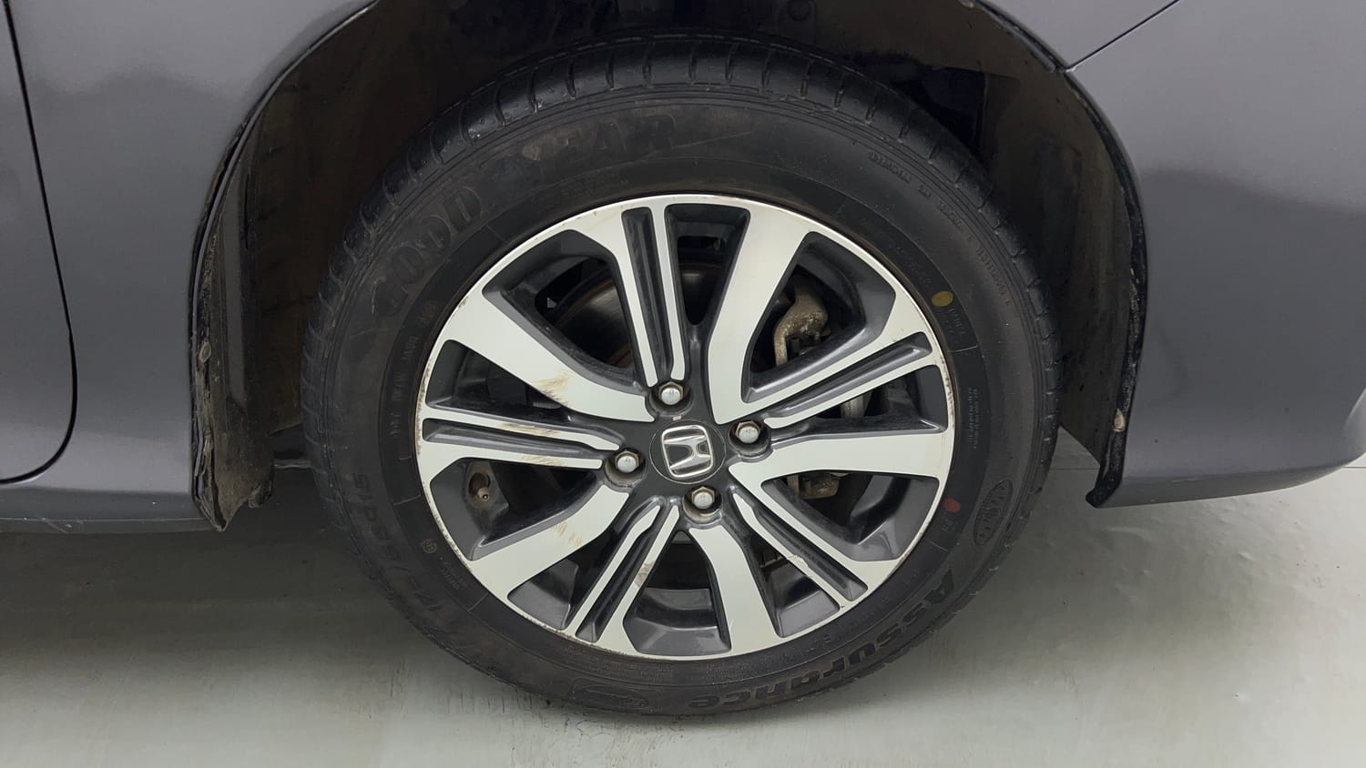 Used 2022 Honda City 4th Generation V Petrol Petrol Manual tyres RIGHT FRONT TYRE RIM VIEW