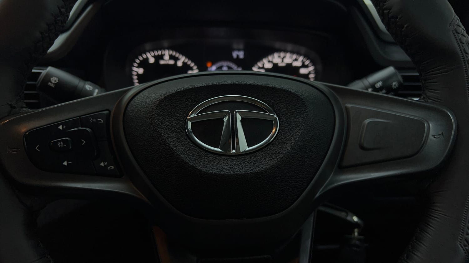 Used 2023 Tata Punch Adventure AMT Petrol Automatic top_features Steering mounted controls