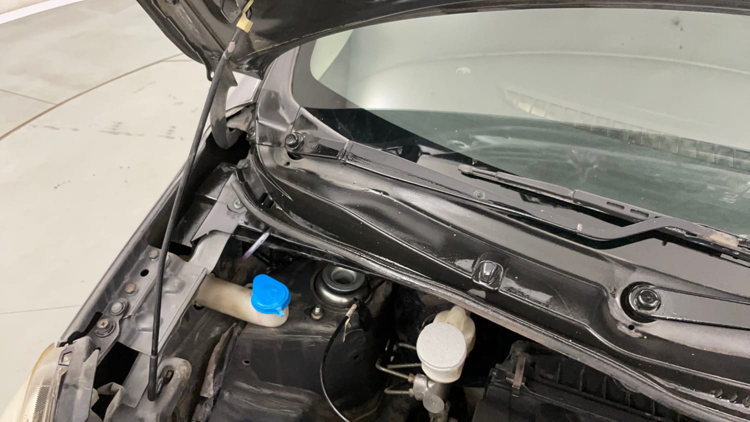 Used 2015 Maruti Suzuki Wagon R LXI Petrol Manual engine ENGINE RIGHT SIDE HINGE & APRON VIEW