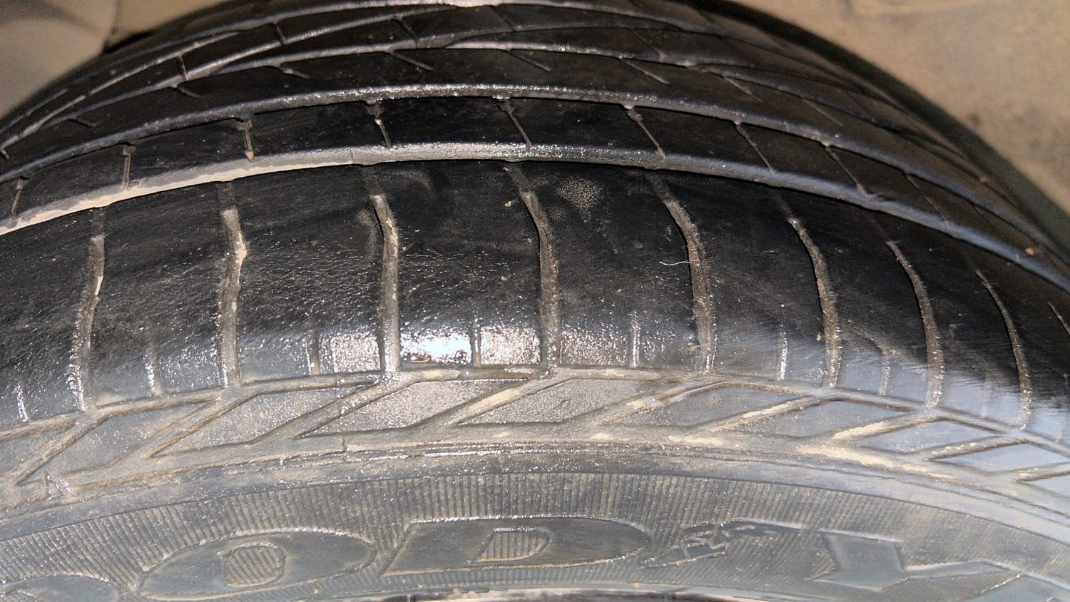 Used 2018 Tata Nexon XZA Plus Petrol Dual Tone Petrol Automatic tyres RIGHT REAR TYRE TREAD VIEW
