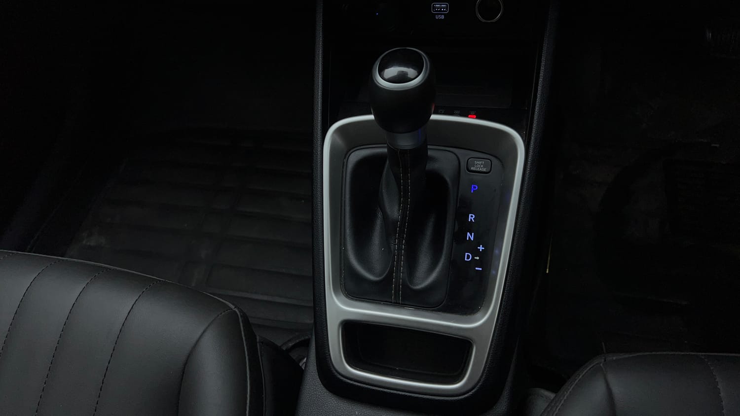 Used 2020 Hyundai Venue SX Plus 1.0 Turbo DCT Petrol Automatic interior GEAR  KNOB VIEW