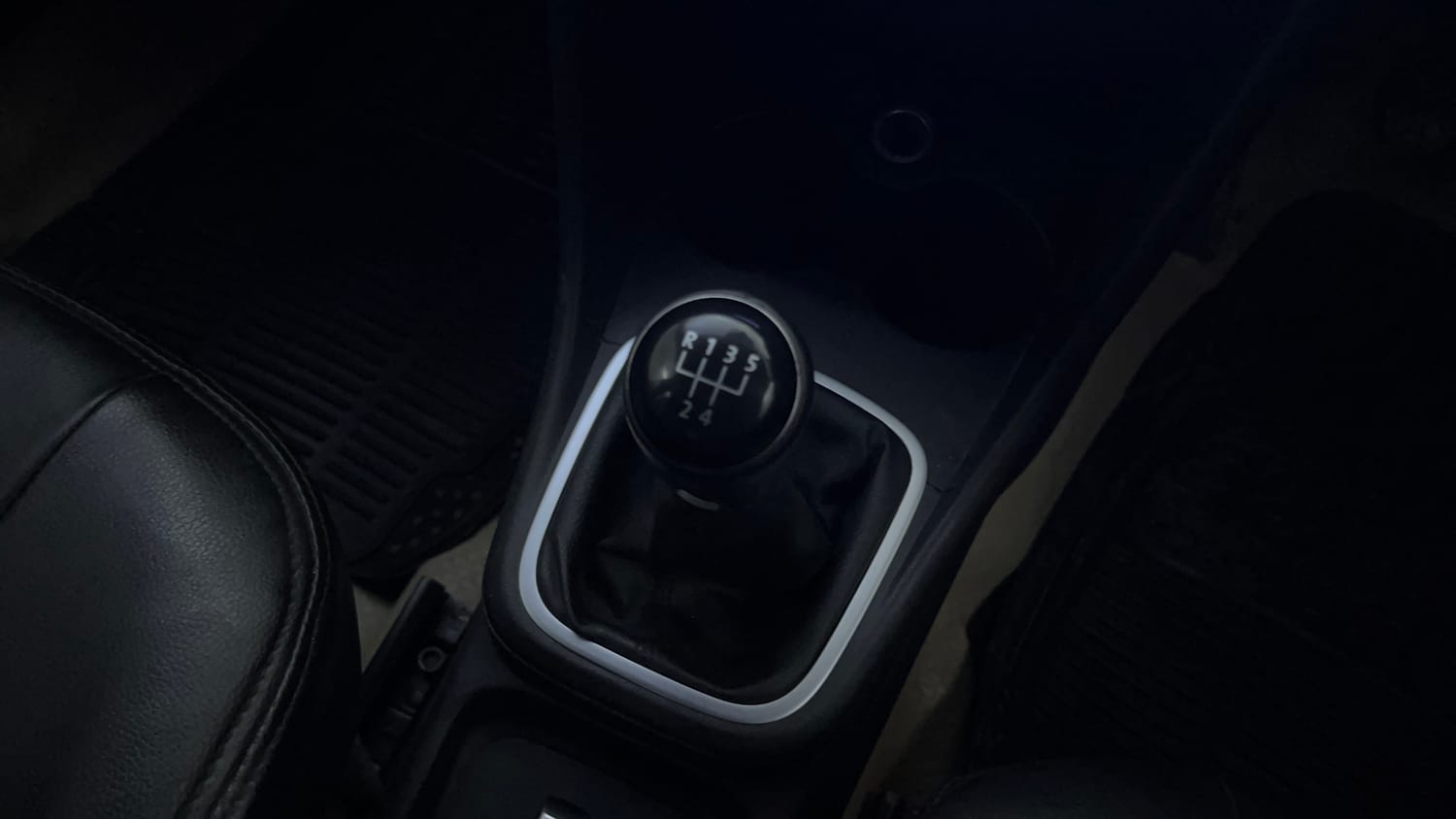 Used 2016 Volkswagen Polo Highline1.2L (P) Petrol Manual interior GEAR  KNOB VIEW
