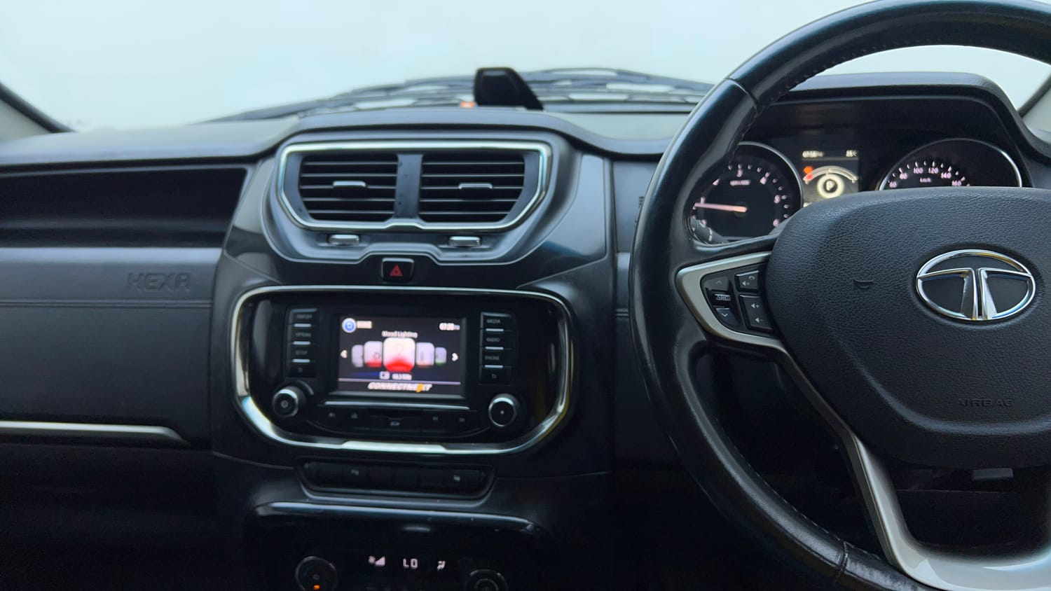 Used 2017 Tata Hexa XTA 4x2 7 STR Diesel Automatic top_features Integrated (in-dash) music system