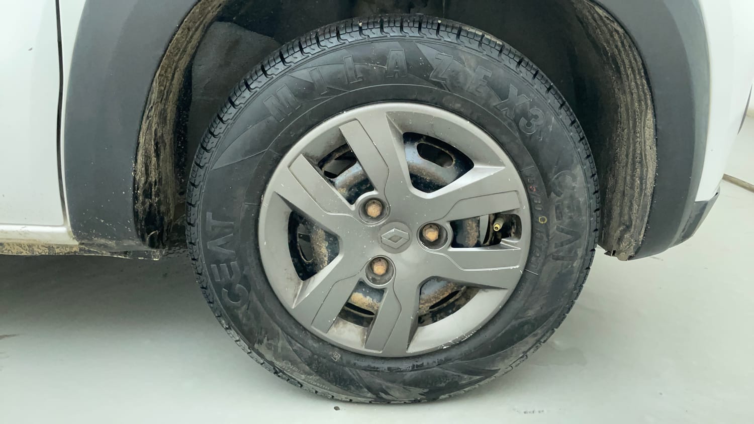 Used 2017 Renault Kwid 1.0 RXT Petrol Manual tyres RIGHT FRONT TYRE RIM VIEW