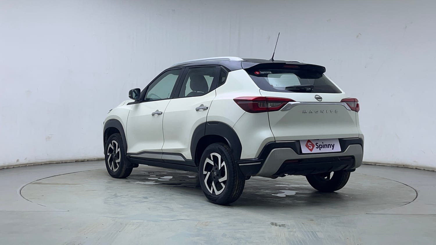 Used 2021 Nissan Magnite XV Dual Tone Petrol Manual exterior LEFT REAR CORNER VIEW