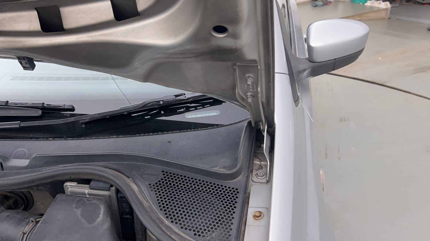 Used 2015 Volkswagen Polo Comfortline 1.2L (P) Petrol Manual engine ENGINE LEFT SIDE HINGE & APRON VIEW