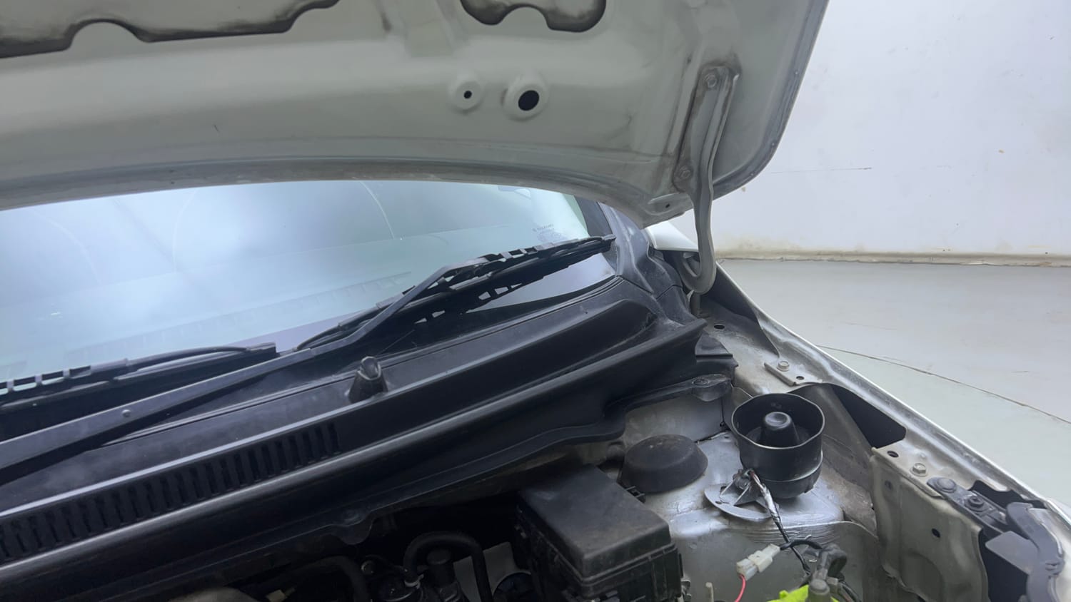 Used 2016 Maruti Suzuki Celerio VXi AMT Petrol Automatic engine ENGINE LEFT SIDE HINGE & APRON VIEW
