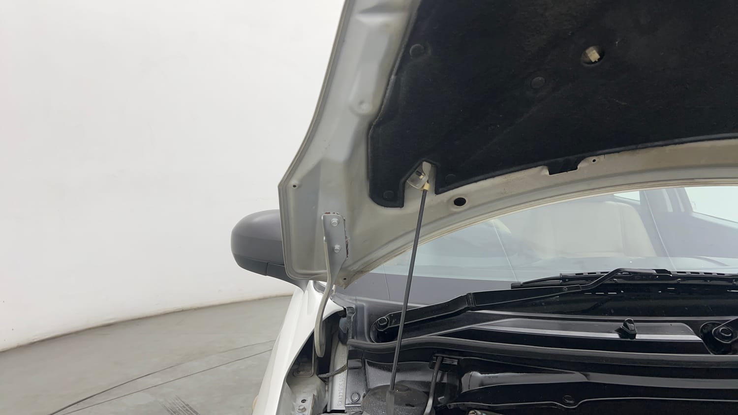 Used 2012 Maruti Suzuki Swift LXi Petrol Manual engine ENGINE RIGHT SIDE HINGE & APRON VIEW