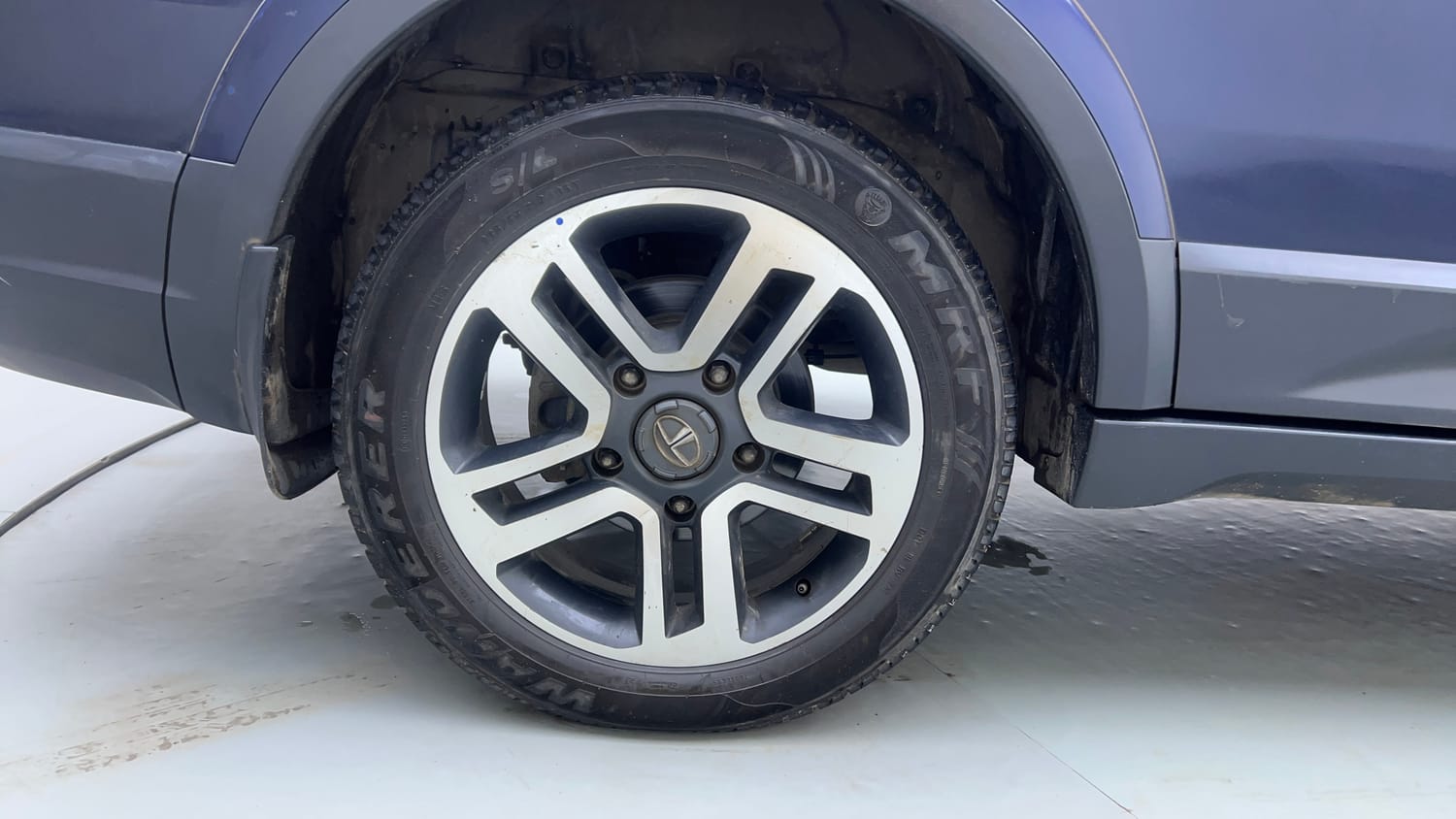 Used 2017 Tata Hexa XTA 4x2 7 STR Diesel Automatic tyres RIGHT REAR TYRE RIM VIEW