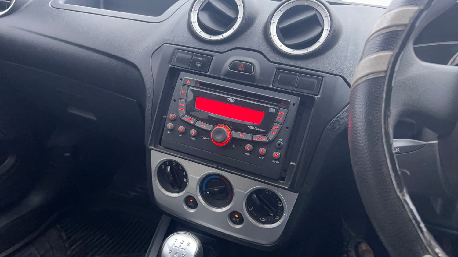 Used 2015 Ford Figo Duratec Petrol ZXI 1.2 Petrol Manual interior MUSIC SYSTEM & AC CONTROL VIEW