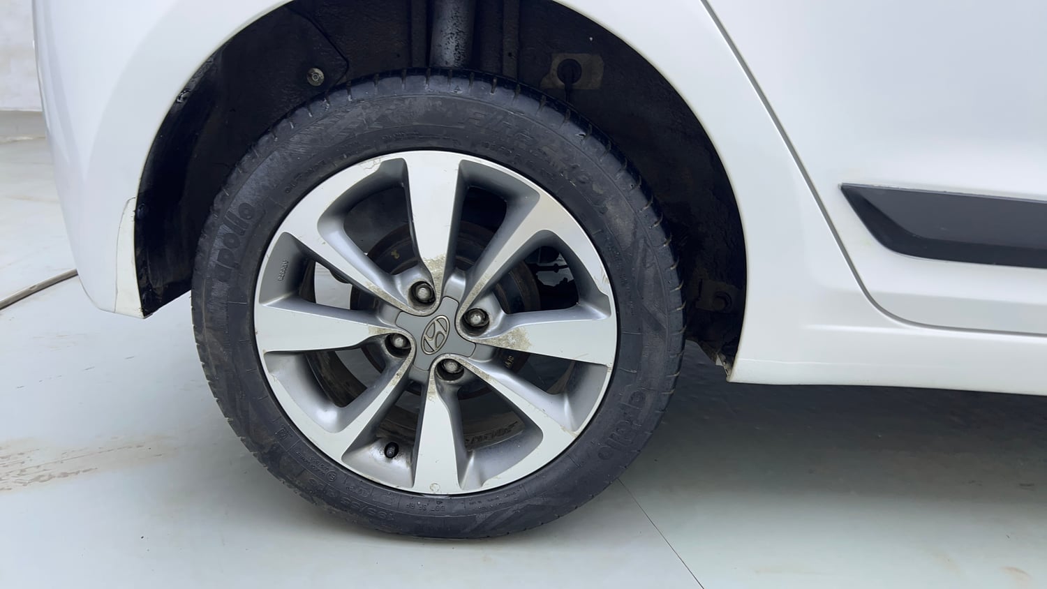 Used 2015 Hyundai Elite i20 Asta 1.2 Petrol Manual tyres RIGHT REAR TYRE RIM VIEW