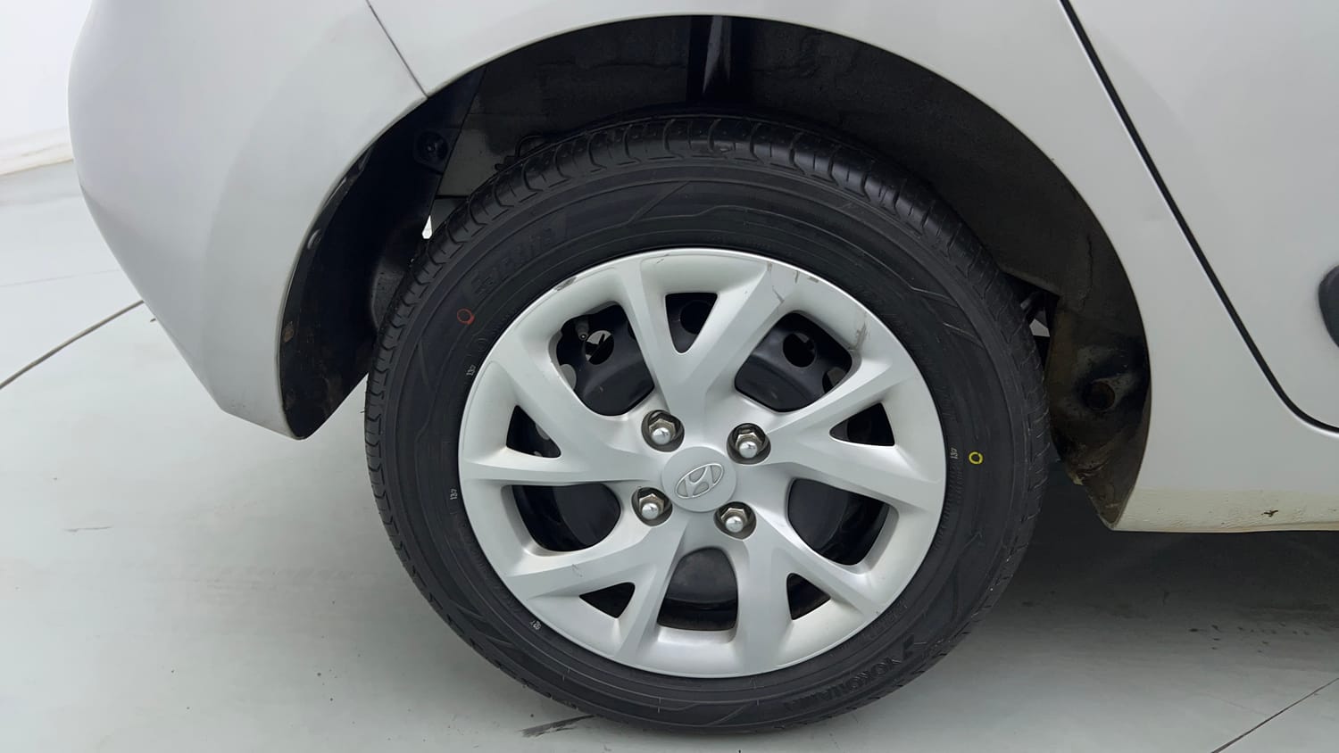 Used 2017 Hyundai Grand i10 Magna 1.2 Kappa VTVT Petrol Manual tyres RIGHT REAR TYRE RIM VIEW
