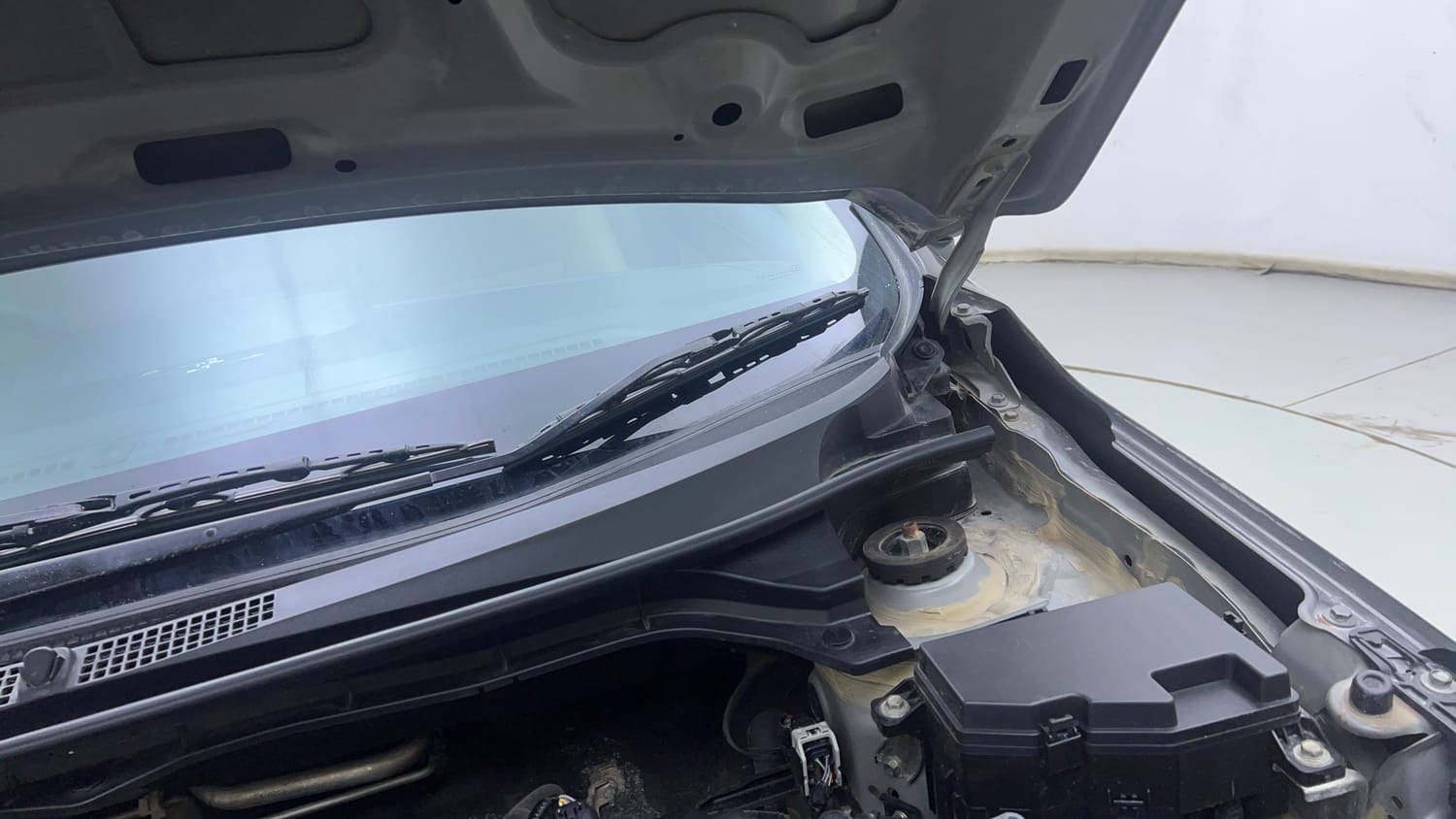 Used 2020 Honda Amaze 1.2 VX CVT Petrol Petrol Automatic engine ENGINE LEFT SIDE HINGE & APRON VIEW