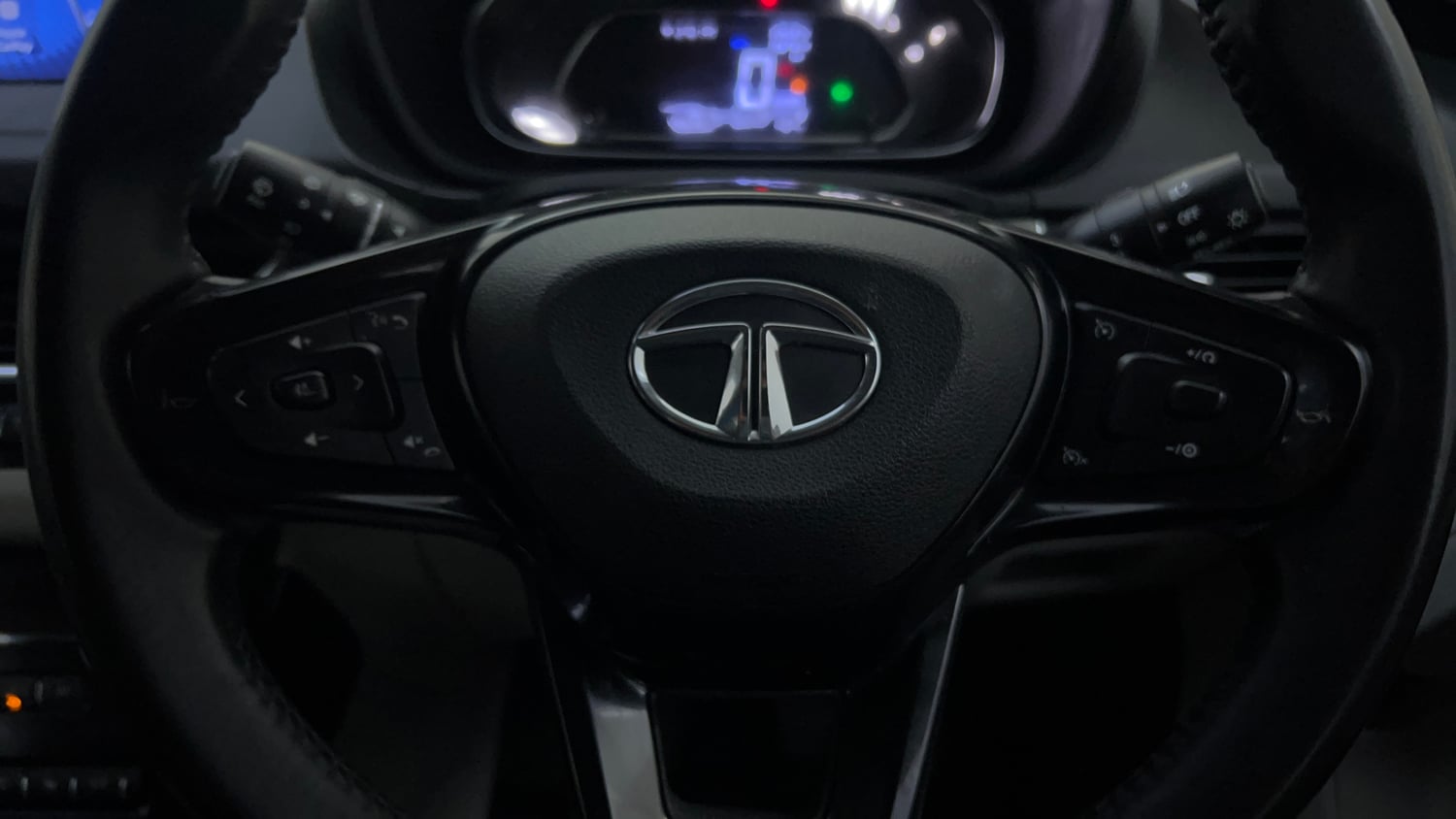 Used 2020 Tata Nexon XZ Plus (O) Dual Tone Petrol Manual top_features Airbags