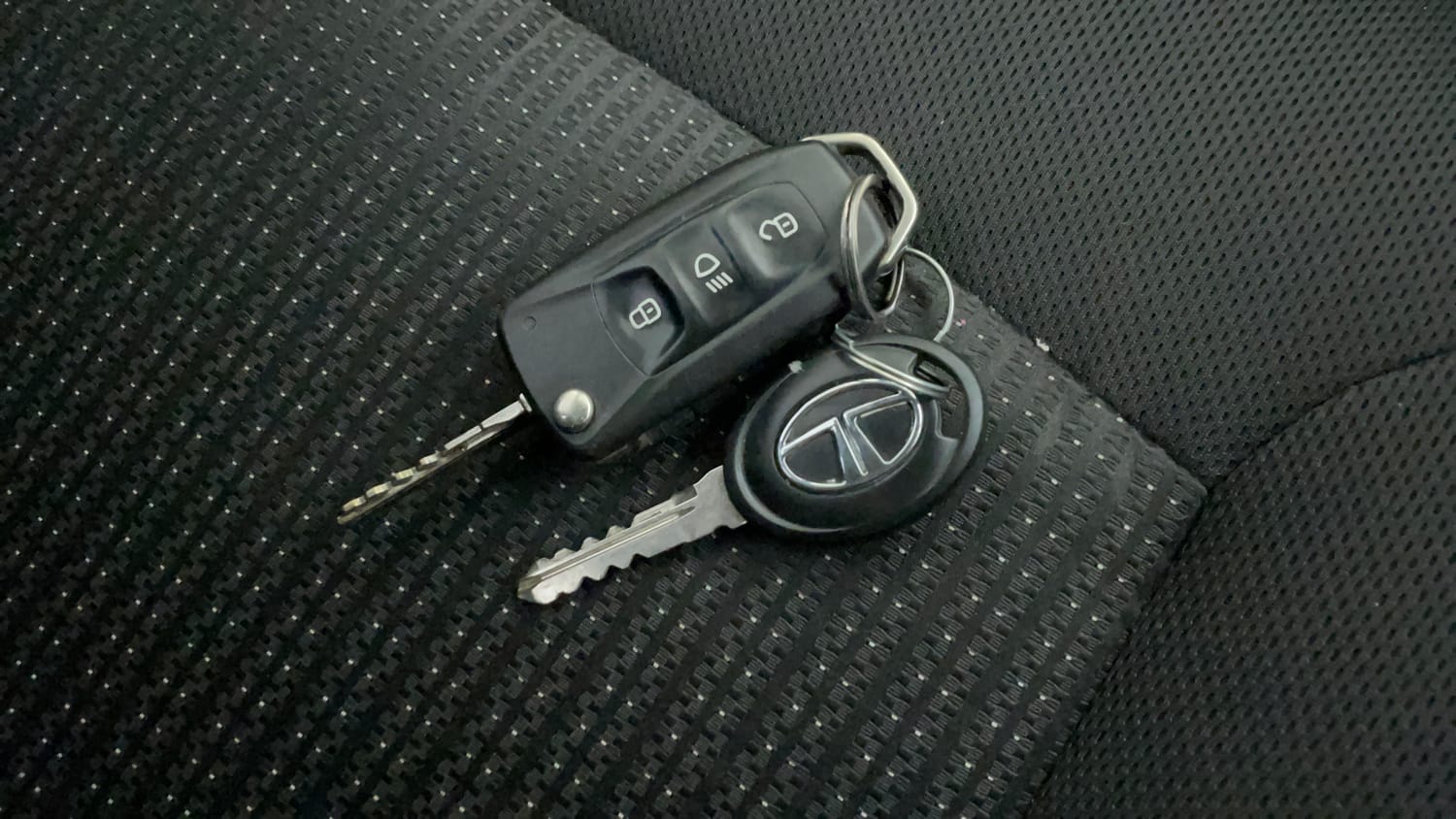 Used 2017 Tata Tigor Revotron XZ (O) Petrol Manual extra CAR KEY VIEW