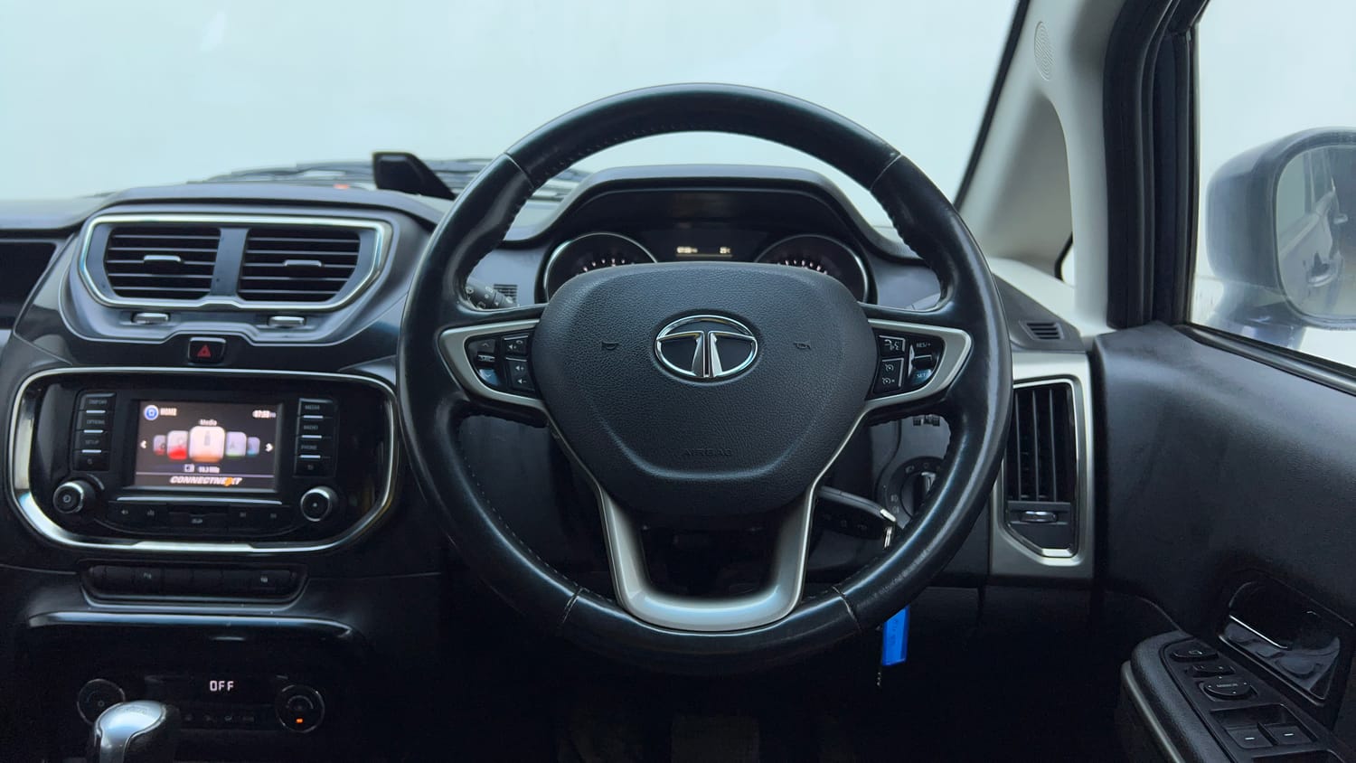 Used 2017 Tata Hexa XTA 4x2 7 STR Diesel Automatic top_features Cruise control