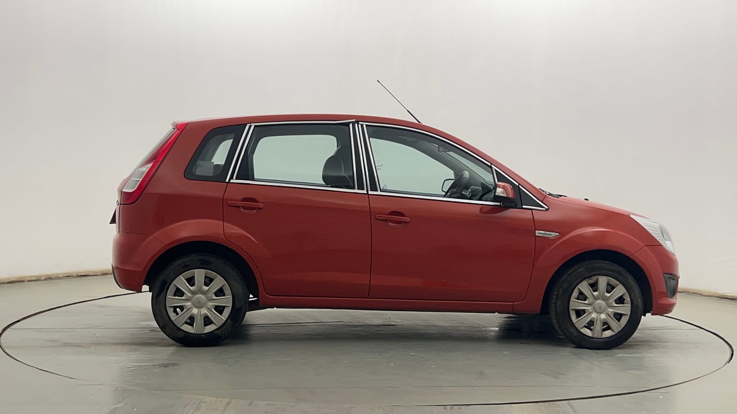 Used 2015 Ford Figo Duratec Petrol ZXI 1.2 Petrol Manual exterior RIGHT SIDE VIEW