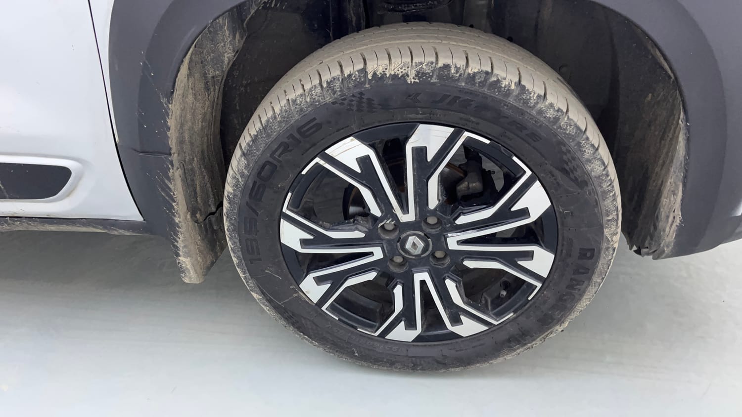 Used 2021 Renault Kiger RXZ 1.0 Turbo MT Petrol Manual tyres RIGHT FRONT TYRE RIM VIEW