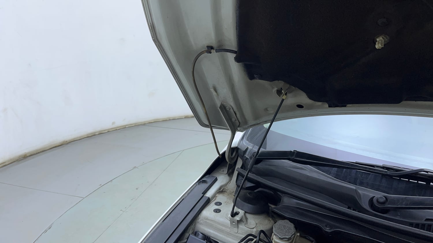 Used 2019 Maruti Suzuki Ciaz Alpha Hybrid 1.5 Petrol Manual engine ENGINE RIGHT SIDE HINGE & APRON VIEW