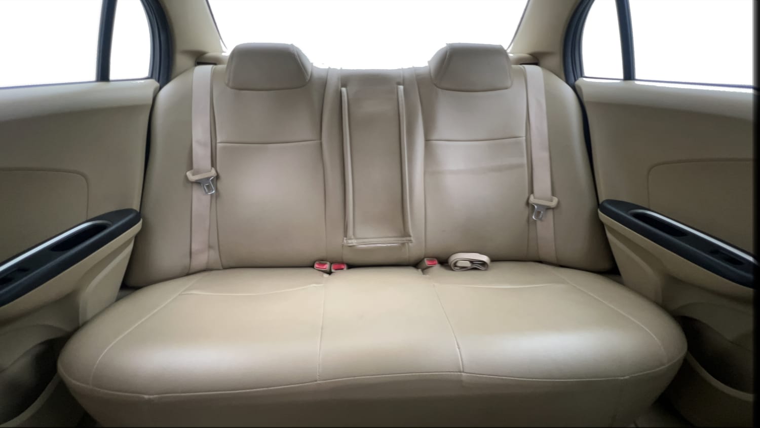 Used 2017 Honda Amaze 1.2 SX i-VTEC Petrol Manual interior REAR SEAT CONDITION VIEW