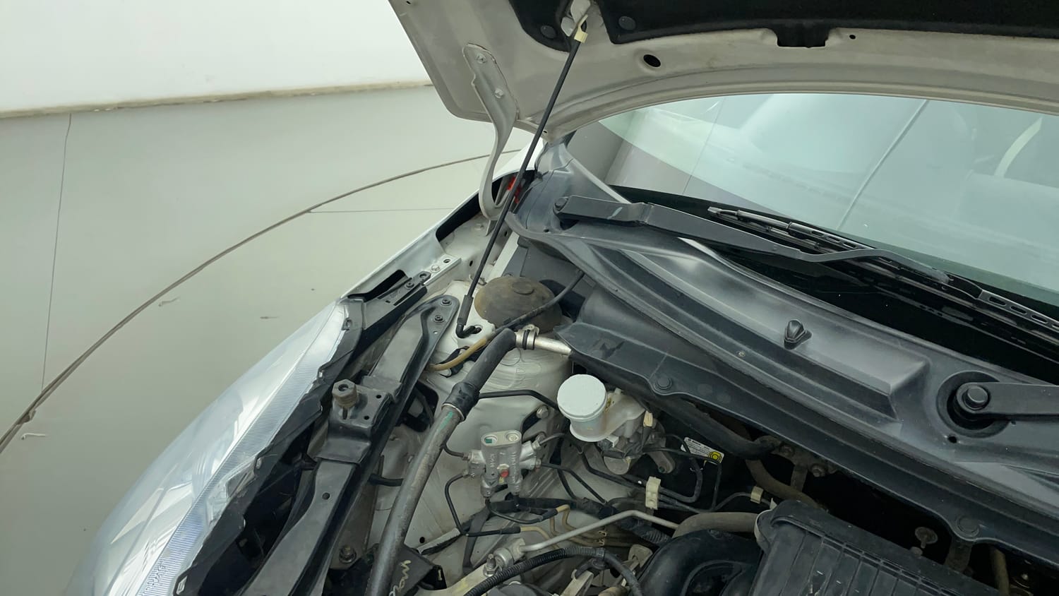 Used 2017 Maruti Suzuki Swift VXi Petrol Manual engine ENGINE RIGHT SIDE HINGE & APRON VIEW